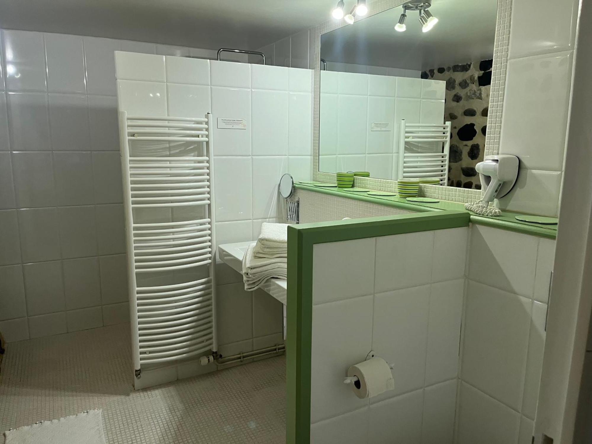 Отель La Cour Carree Perrier Экстерьер фото