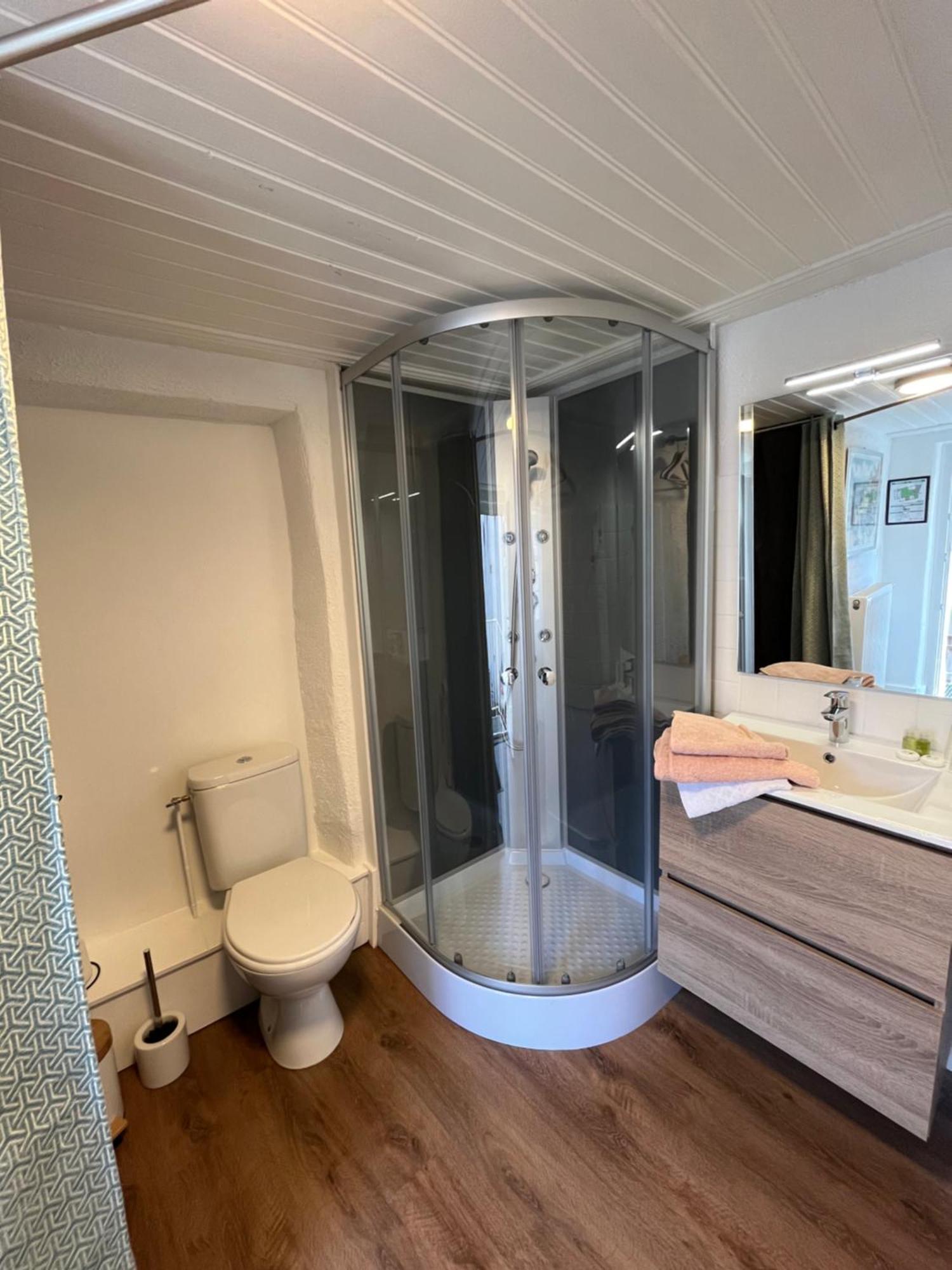 Отель La Cour Carree Perrier Экстерьер фото