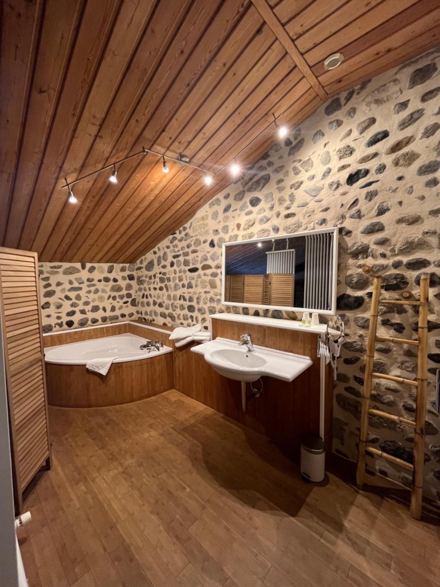 Отель La Cour Carree Perrier Экстерьер фото