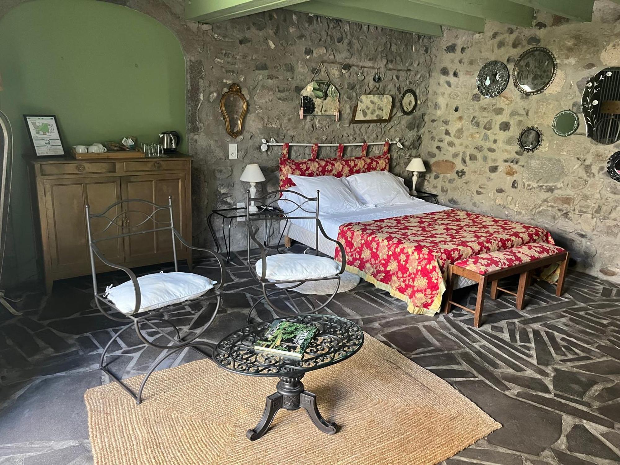 Отель La Cour Carree Perrier Экстерьер фото