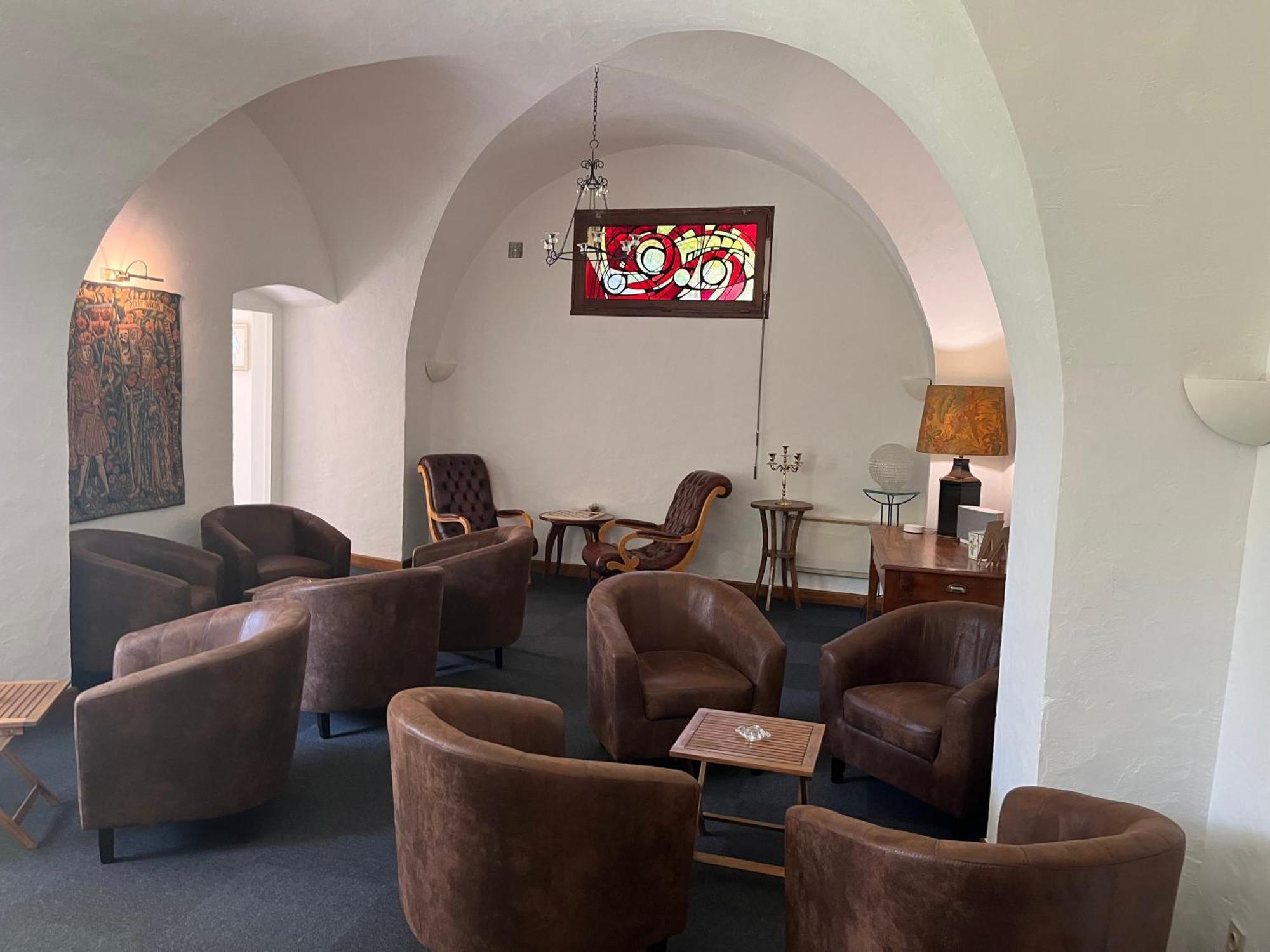 Отель La Cour Carree Perrier Экстерьер фото