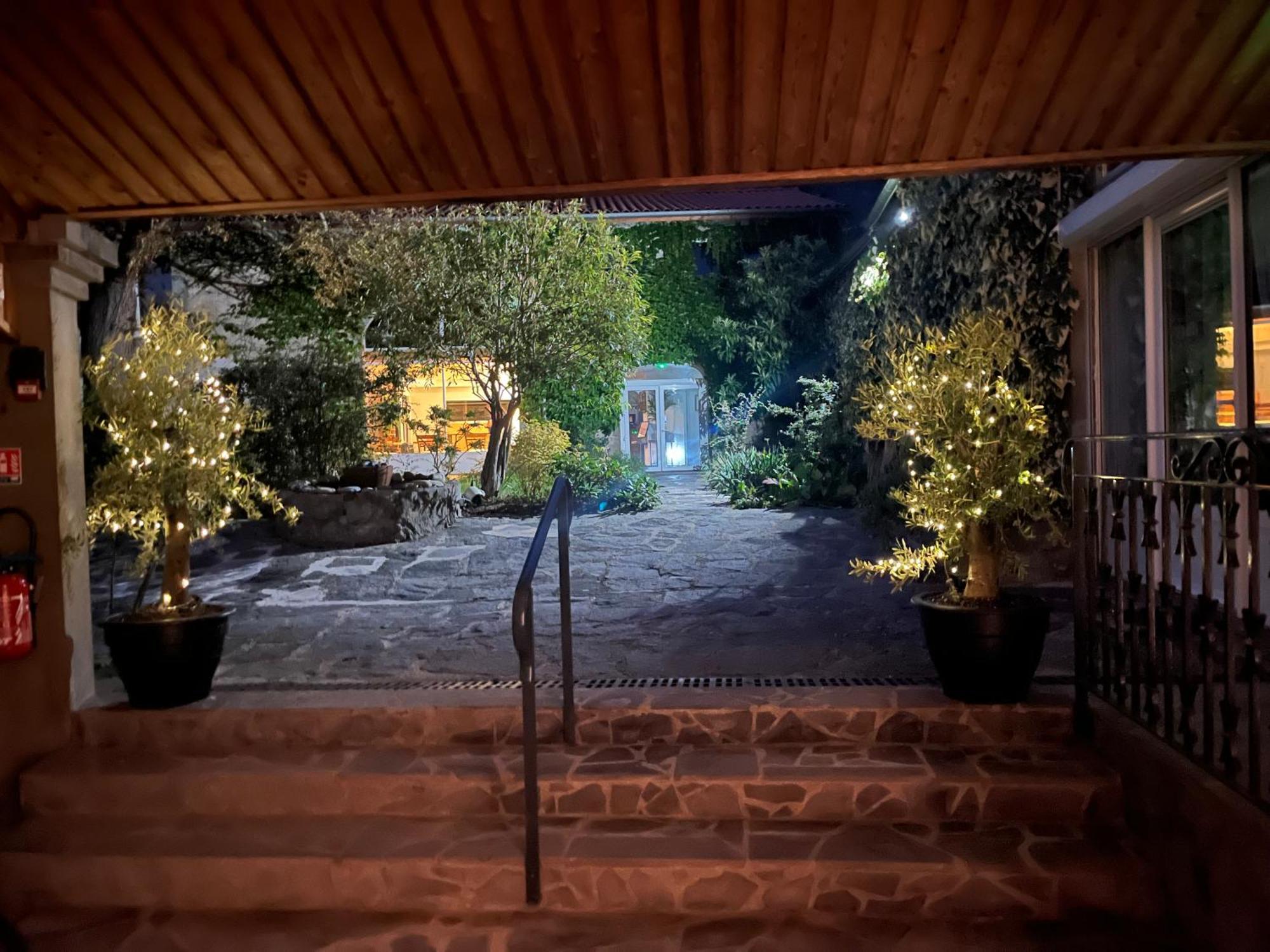 Отель La Cour Carree Perrier Экстерьер фото