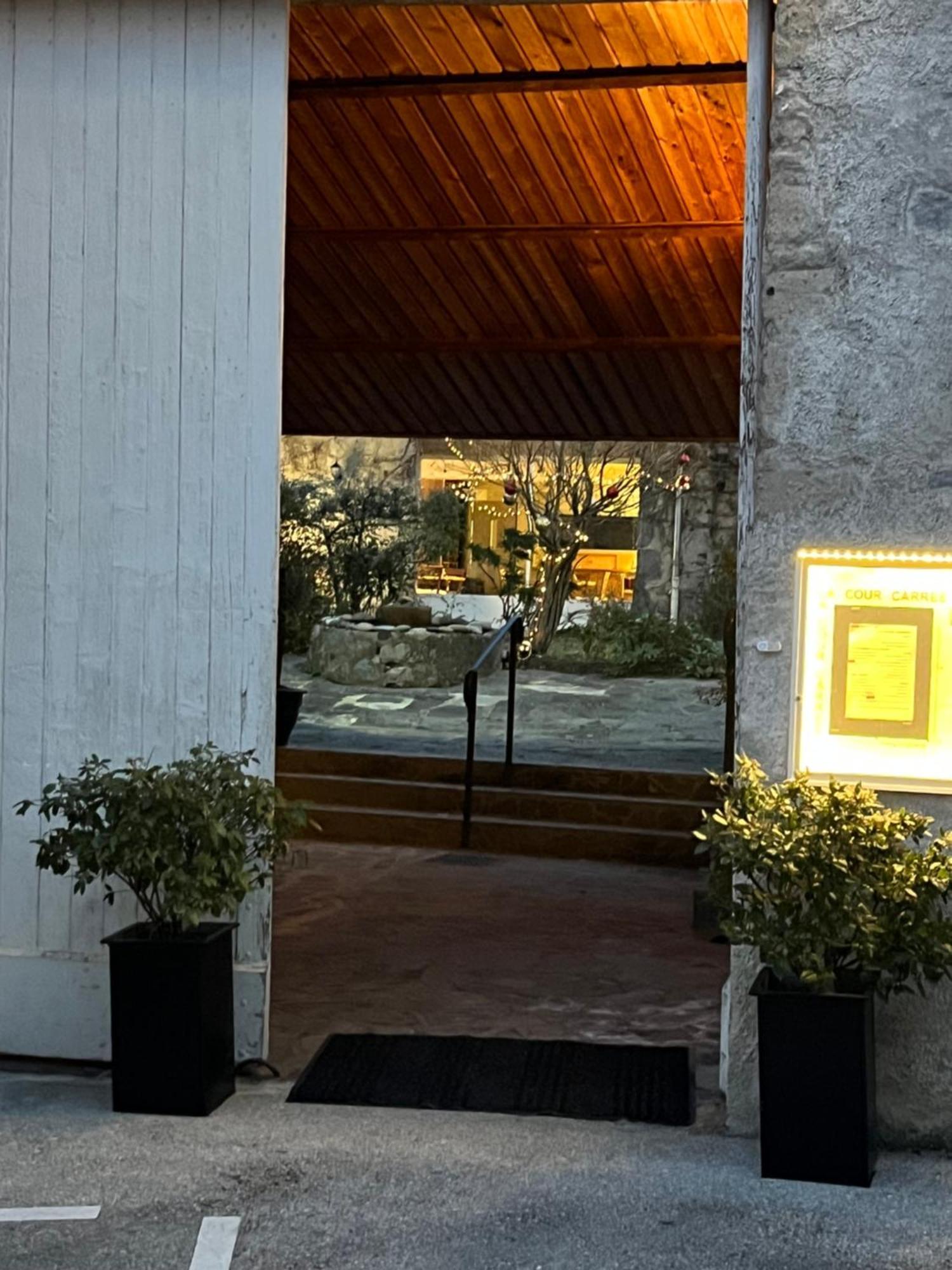 Отель La Cour Carree Perrier Экстерьер фото